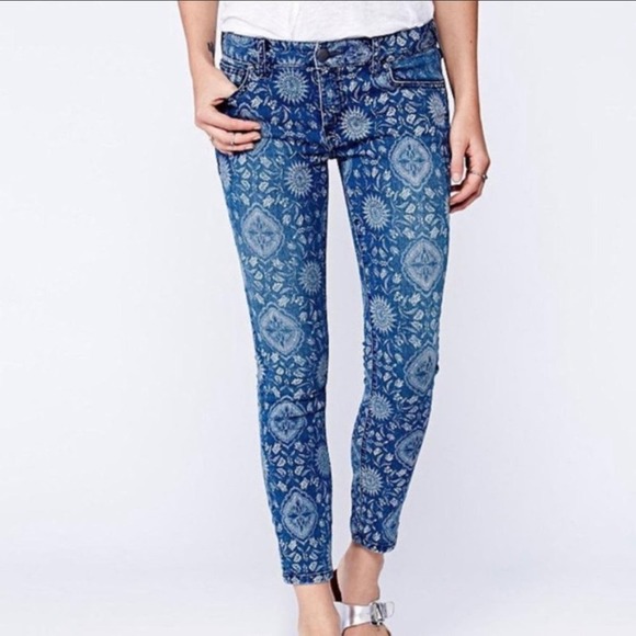 Free People Printed Skinny Jeans Womens size 25 Blue Low Rise Mandala Floral - Picture 1 of 9